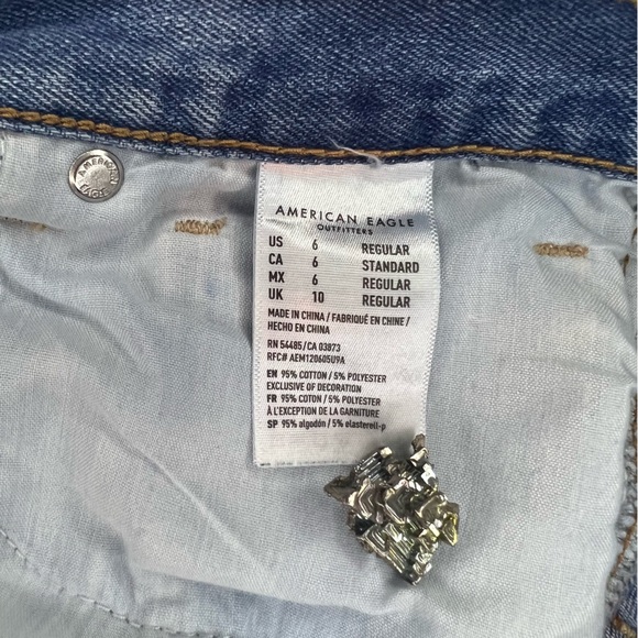 American Eagle Ripped Mom Jeans Size 6 - Picture 3 of 4